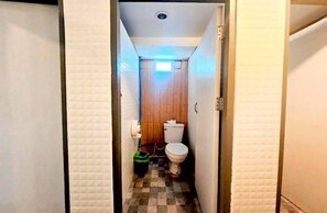 Shower, hair dryer, towels, toilet paper - New Me U Hostel (Chang Wat Chiang Mai)