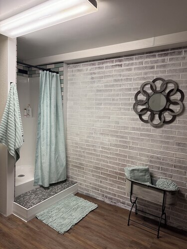 The Six Eleven Co: Heartland Retreat. King suite. Great outdoor area& coffee bar