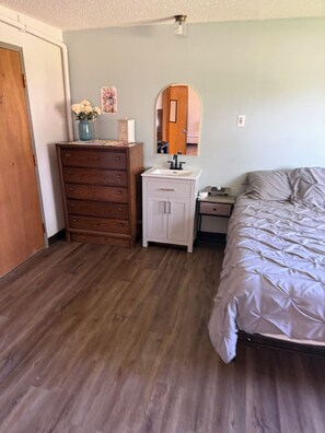 Iron/ironing board, WiFi, bed sheets - The Six Eleven Co: Heartland Retreat. King suite. Great outdoor area& coffee bar (Hartley)
