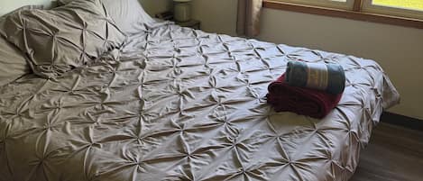 Tabla de planchar con plancha, wifi y ropa de cama
