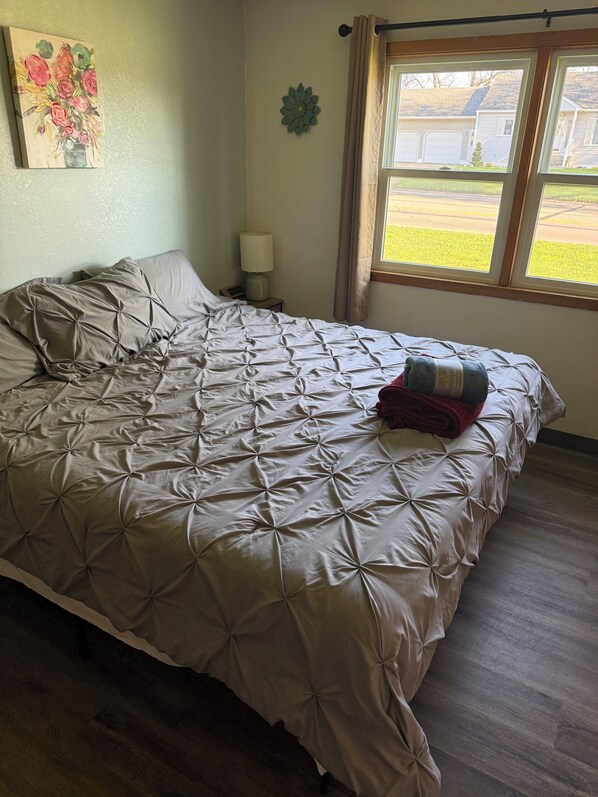 Tabla de planchar con plancha, wifi y ropa de cama 