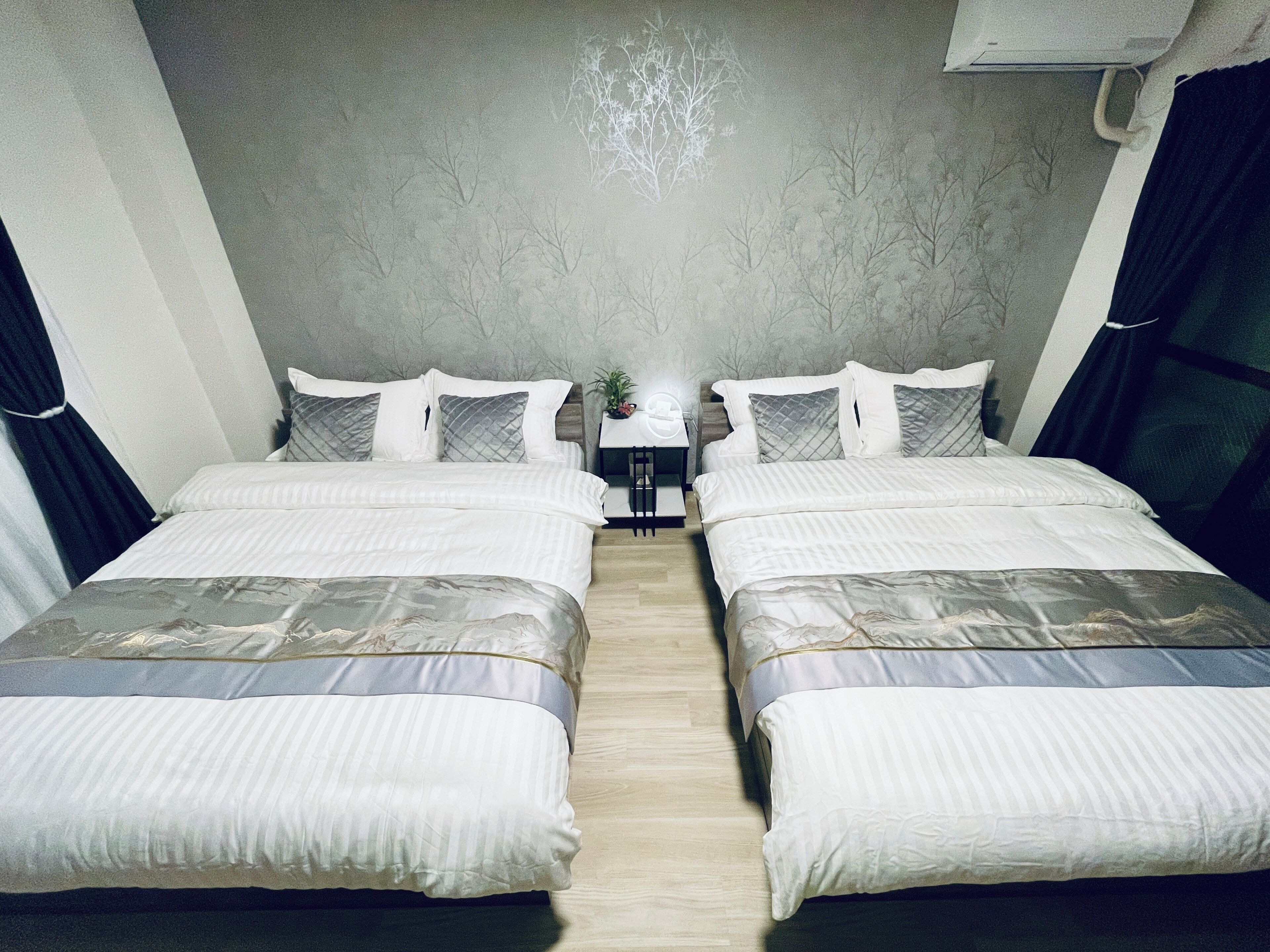 3 habitaciones, tabla de planchar con plancha, wifi y ropa de cama 