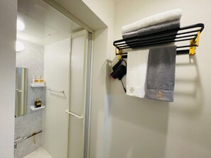 Douche, sèche-cheveux, serviettes fournies, savon