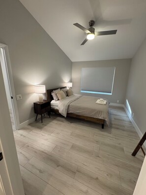 Tabla de planchar con plancha, wifi y ropa de cama 