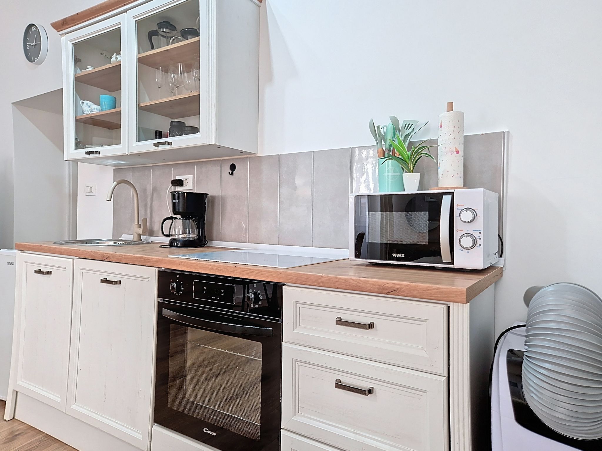 Kühlschrank, Mikrowelle, Ofen, Geschirrspüler