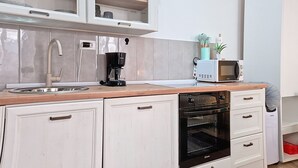 Een koelkast, een magnetron, een oven, een vaatwasser