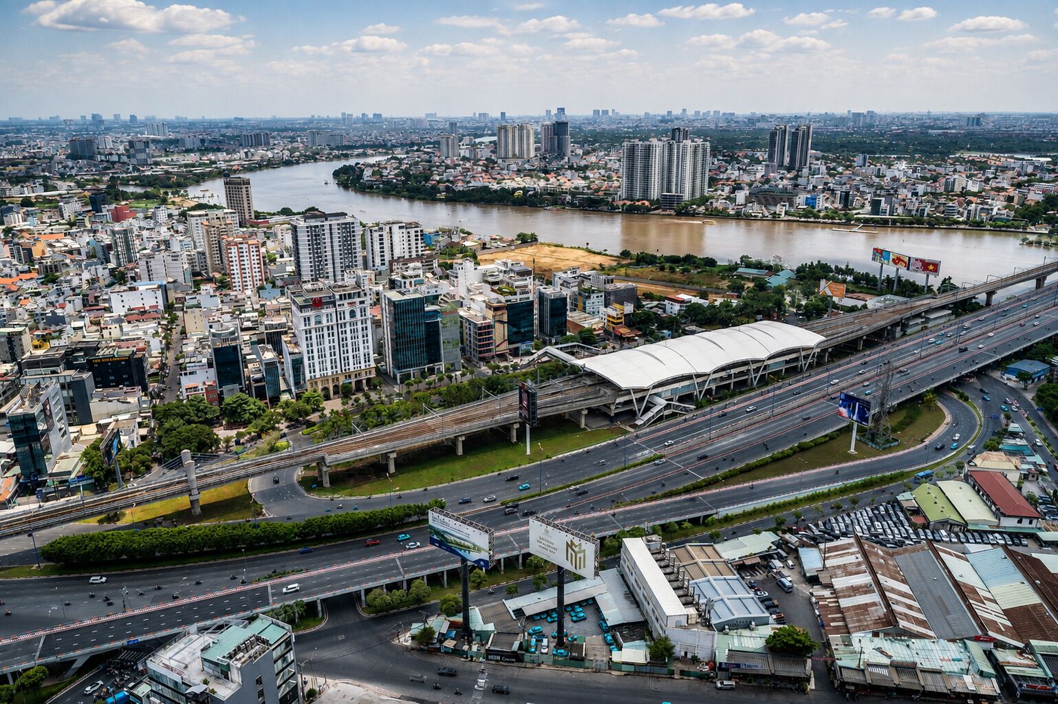 Un paisaje urbano con río, rascacielos y una autopista de varios carriles.