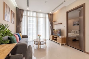 Apartamento luxo, 1 quarto, sacada, vista para a cidade | Roupas de cama premium, camas com colchões pillow-top, frigobar