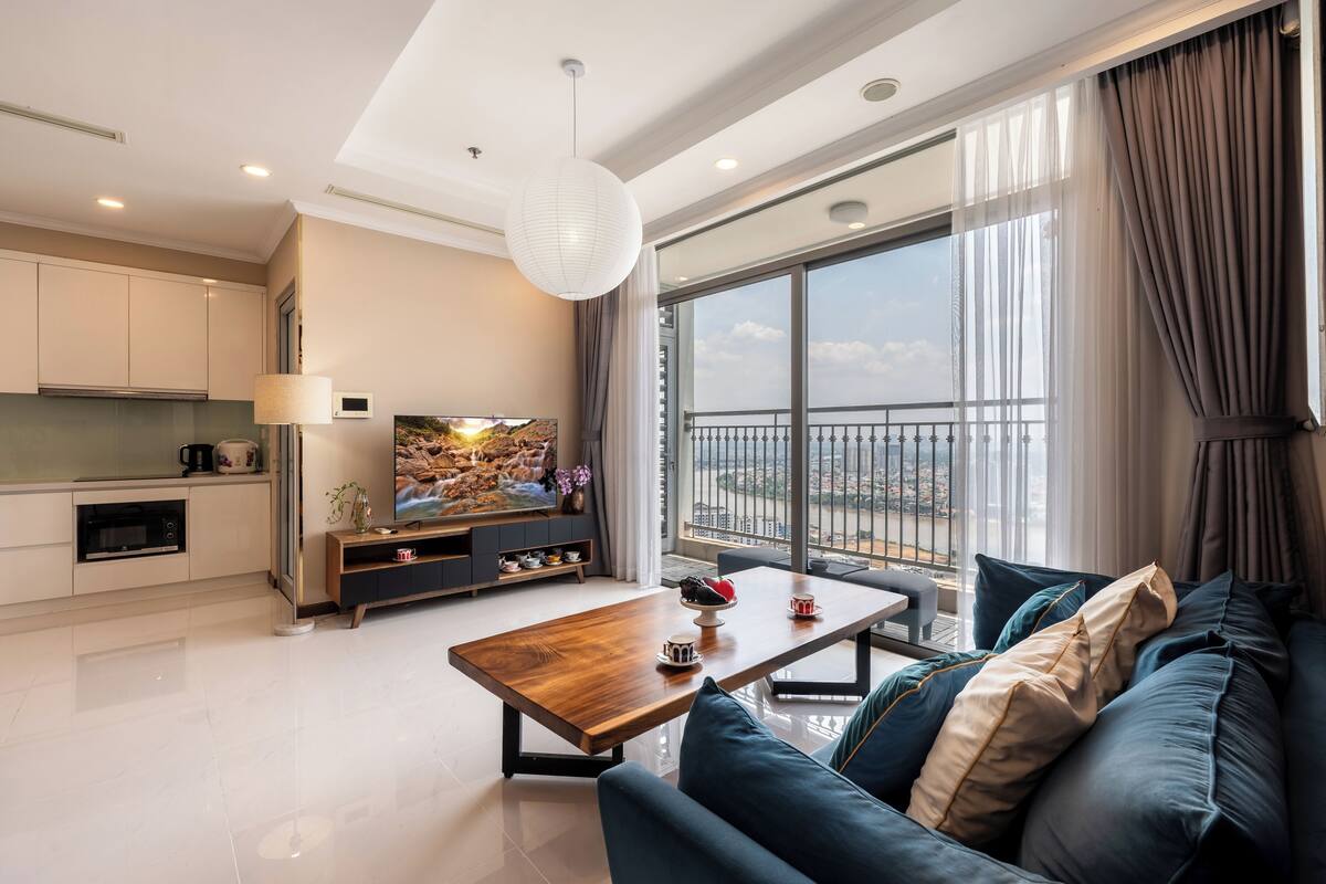 Apartemen Deluks, 2 kamar tidur, balkon, pemandangan kota | Area keluarga | Televisi layar datar 50-inci dengan saluran TV kabel