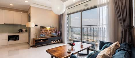 Appartement Deluxe, 2 chambres, balcon, vue ville | Coin séjour | Télévision à écran plat de 50 pouces avec chaînes par câble