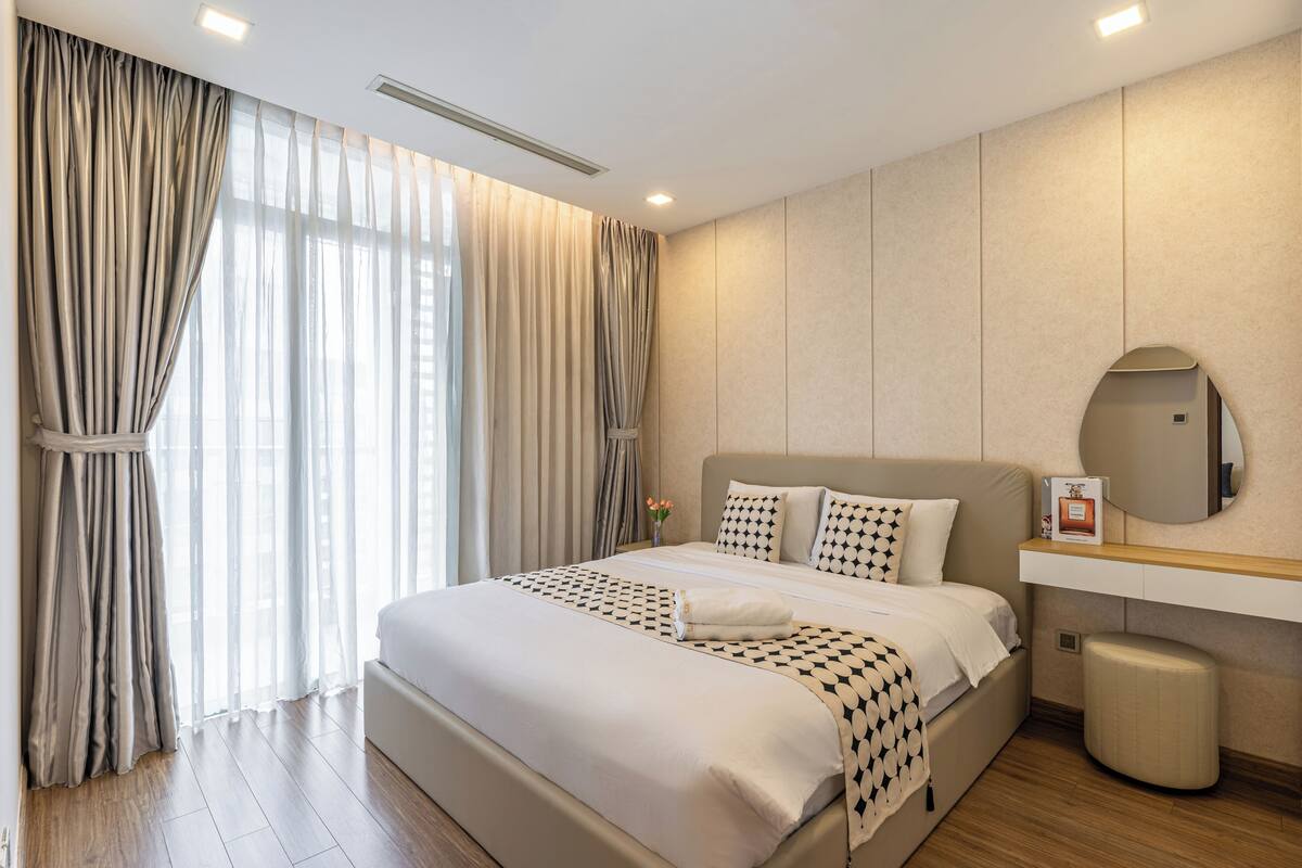 Apartemen Deluks, 1 kamar tidur, balkon, pemandangan kota | Seprai premium, bantalan ekstra lembut, minibar, dan meja kerja