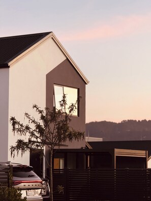 Exterior - Modern 3-Bedroom Family Home Near Racecourse & Brewtown (Upper Hutt)
