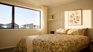 Room - Modern 3-Bedroom Family Home Near Racecourse & Brewtown (Upper Hutt)