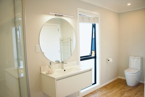 Bathroom - Modern 3-Bedroom Family Home Near Racecourse & Brewtown (Upper Hutt)
