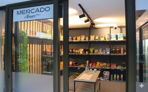 A store named 'Mercado Almare Mini Market' with shelves stocked with various products. - Flat Sol & Praia Jardins Al Mare (João Pessoa)