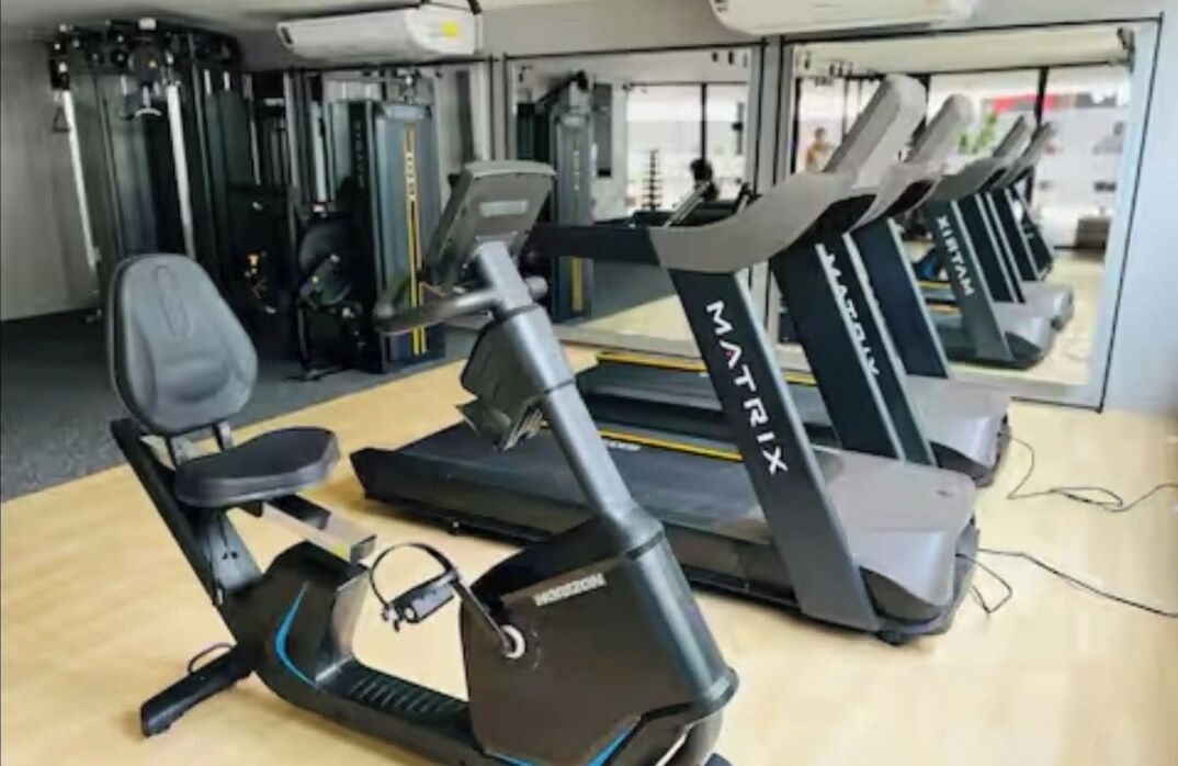 Een sportschool met hometrainers, loopbanden en krachtapparaten.