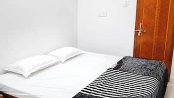 Deluxe Double Room, Air conditioning | Hypo-allergenic bedding, desk, soundproofing, free WiFi