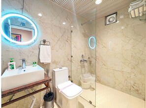 Double Room | Bathroom | Bathtub, slippers, soap, shampoo - Hotel Ramesht Home Stay Near Kashi Ghat  (Varanasi)