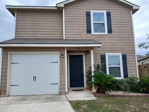 Exterior detail - 3-bedroom house in delightful San Antonio with cool AC (San Antonio)