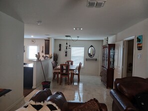 Interior - 3-bedroom house in delightful San Antonio with cool AC (San Antonio)