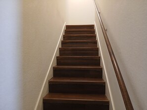 Eine Holztreppe mit Handlauf, die nach oben führt.