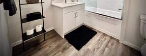 Hair dryer, towels, soap, toilet paper - Private Condo 2Bdrm 2Bath sleeps 6 Downtown Chilliwack. (Chilliwack)