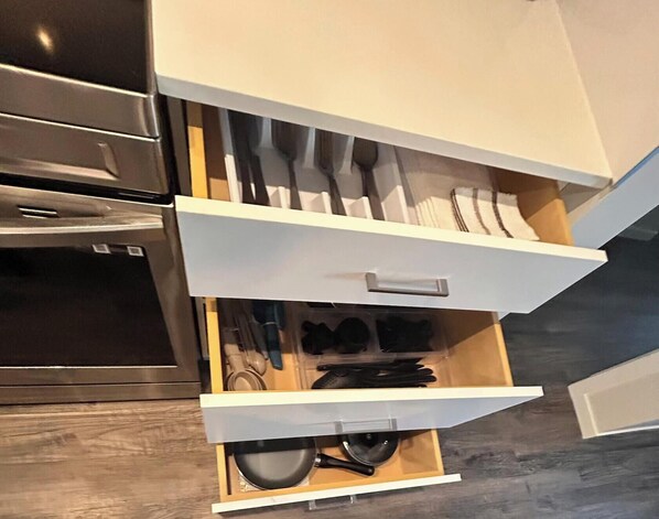 Private kitchen - Private Condo 2Bdrm 2Bath sleeps 6 Downtown Chilliwack. (Chilliwack)