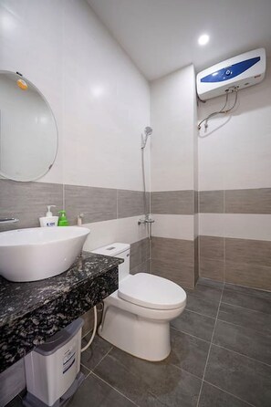 Double Room, 1 Queen Bed | Bathroom | Shower, free toiletries, hair dryer, towels - Poseidon Hotel (Ngu Hanh Son)