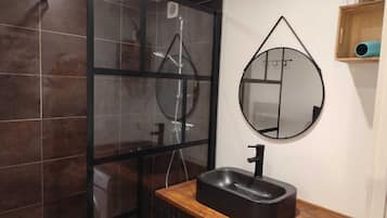 Dusche, Haartrockner, Toilettenpapier