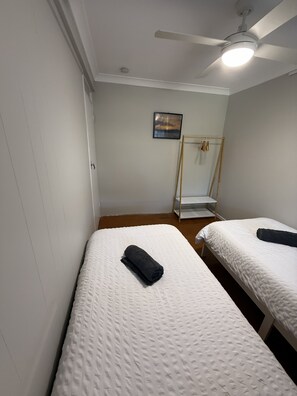 Iron/ironing board, WiFi, bed sheets - Beach Flat 2, Surfside on Bribie (hear the surf) (Woorim)