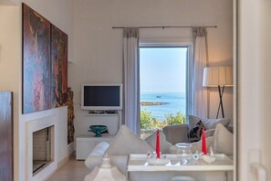 TV - Villa Numia A: A bright and sunny two-story independent house located right on the beach, with Free WI-FI. (Ostuni)