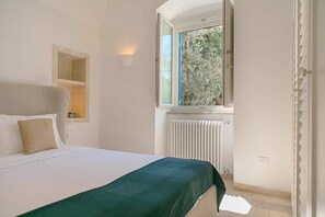 Free WiFi, bed sheets - Villa Numia B: A bright and sunny two-story independent house located right on the beach, with Free WI-FI. (Ostuni)