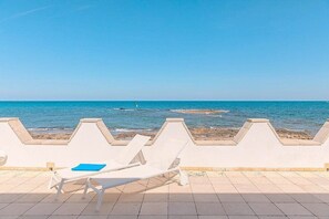 Terrace/patio - Villa Numia B: A bright and sunny two-story independent house located right on the beach, with Free WI-FI. (Ostuni)