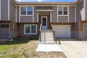 Exterior - Upscale Corporate KC Retreat (Grandview)