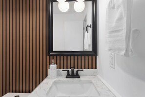 Shower, hair dryer, towels, soap - Upscale Corporate KC Retreat (Grandview)