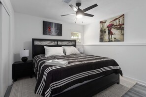 Iron/ironing board, WiFi, bed sheets - Upscale Corporate KC Retreat (Grandview)