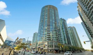 Exterior - CN Tower View -Central DT (Toronto)