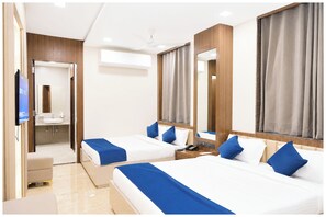ห้องดีลักซ์สำหรับสี่ท่าน, เครื่องปรับอากาศ | เครื่องนอนป้องกันสารก่อภูมิแพ้, โต๊ะทำงาน, ห้องเก็บเสียง, Wi-Fi ฟรี