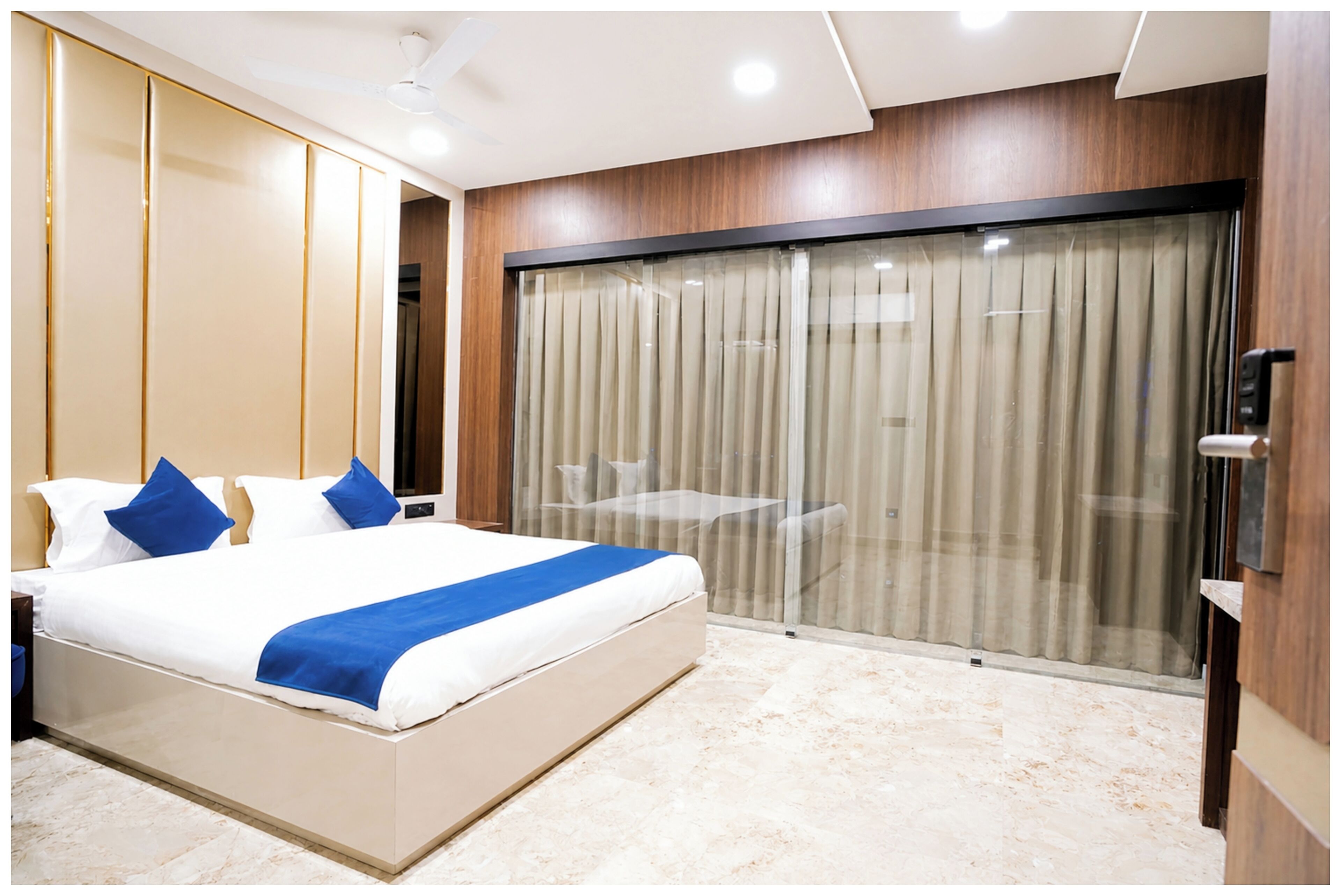ห้องดีลักซ์ดับเบิล, เครื่องปรับอากาศ | เครื่องนอนป้องกันสารก่อภูมิแพ้, โต๊ะทำงาน, ห้องเก็บเสียง, Wi-Fi ฟรี