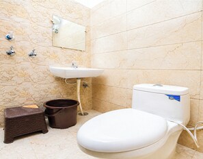 Phòng đôi | Phòng tắm | Buồng tắm vòi sen, dép đi trong nhà, khăn tắm 