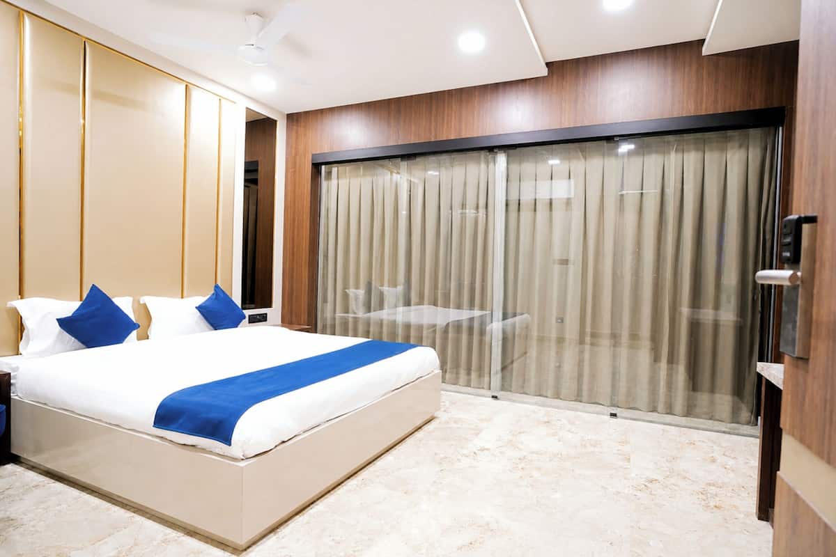 Deluxe Double Room, Air conditioning | Hypo-allergenic bedding, desk, soundproofing, free WiFi