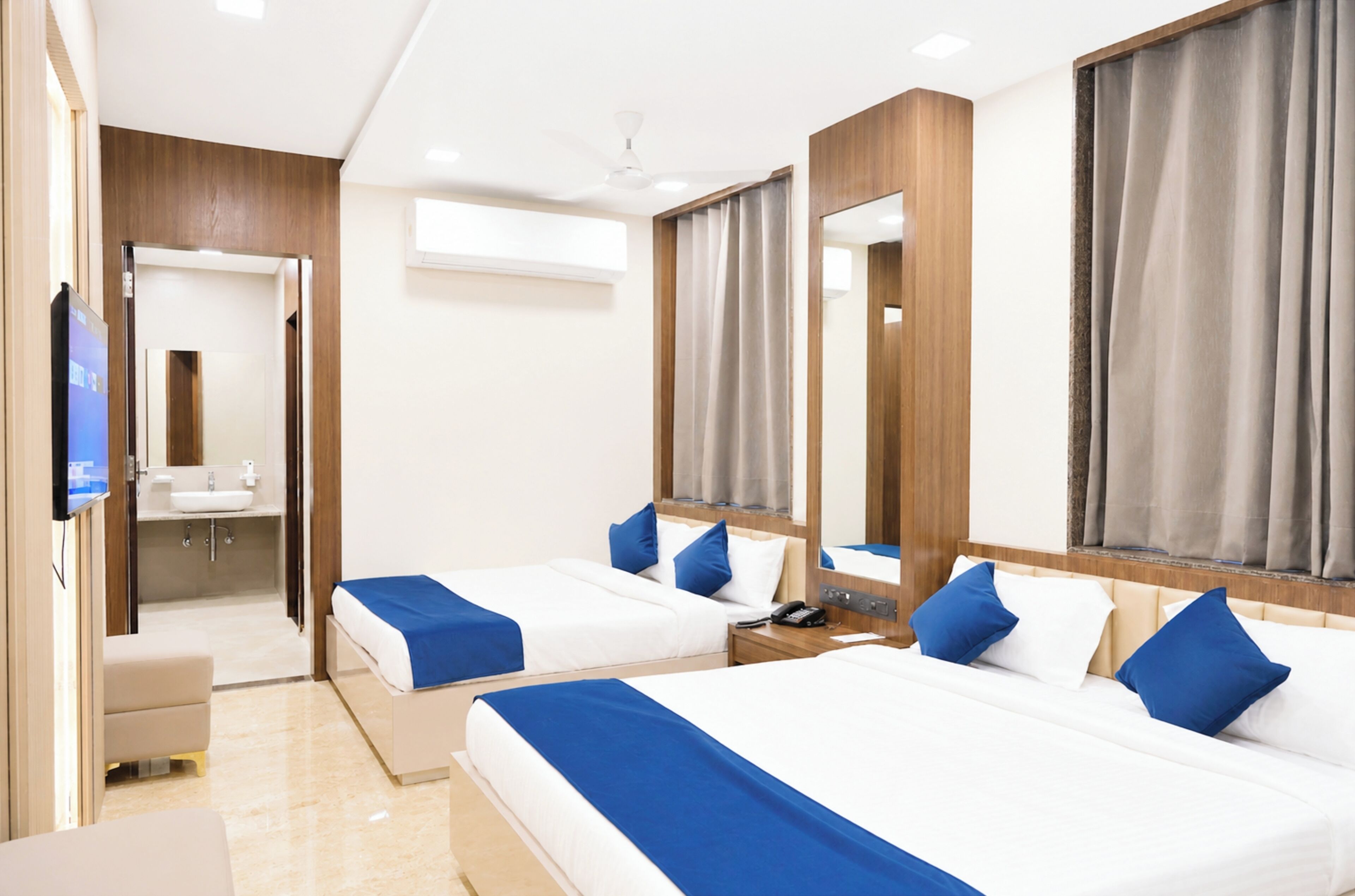 Deluxe Quadruple Room, Air conditioning | Hypo-allergenic bedding, desk, soundproofing, free WiFi