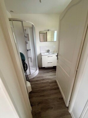 Douche, serviettes fournies, papier toilette
