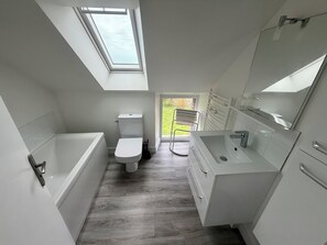 Regadera, toallas, papel de baño 