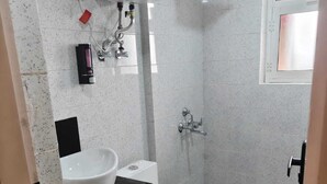 تجهيزات دش، مراحيض شطف، مناشف، صابون