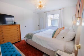 2 bedrooms, desk, iron/ironing board, travel cot - 2 Pools, Golf View, 2 Kings, 1 Full, 1 Twin, Luxury Home (Palm Desert)