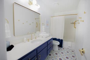 Shower, hair dryer, towels, soap - 2 Pools, Golf View, 2 Kings, 1 Full, 1 Twin, Luxury Home (Palm Desert)