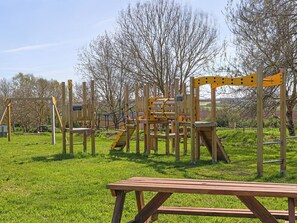 Ein Spielplatz mit Klettergerüsten und einem Picknicktisch.