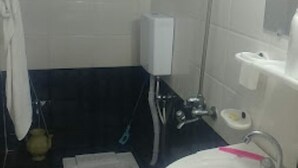 Un baño con inodoro, lavamanos y ducha.