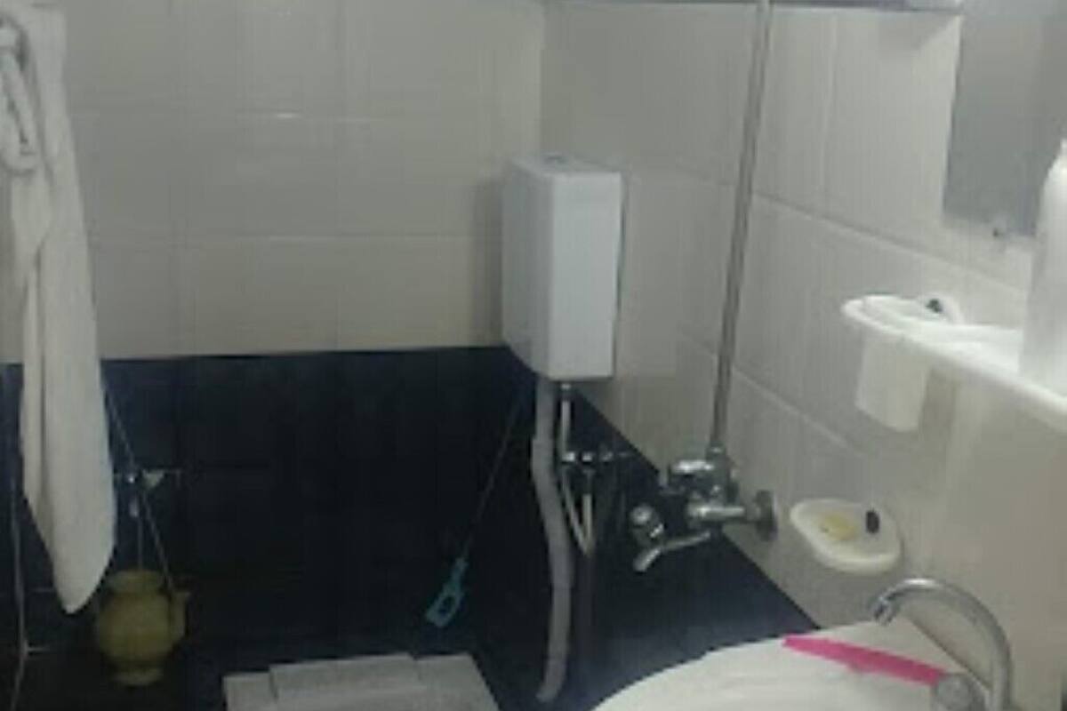 Un baño con inodoro, lavamanos y ducha.